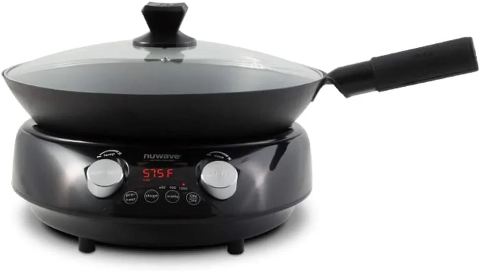 The electromagnetic frying pan can precisely control the temperature, ranging from 100°F to 575°F with intervals of 5°F. The pan body is dark in color, which can add complex charred aromas and flavors. The power is 3 watts. The specifications are 600